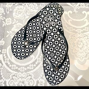 ✨TORYBURCH✨THANDIE BLK&WHT WEDGE FLIPFLOPS/SANDALS